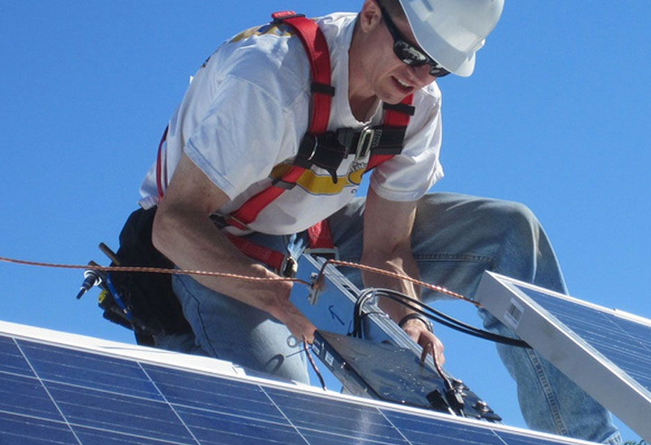 Pose de panneaux solaires photovoltaïque par les techniciens Courants d'Ouest